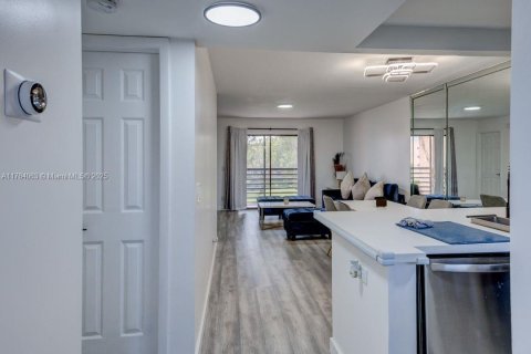 Condo in Sunrise, Florida, 2 bedrooms  № 1864994 - photo 4