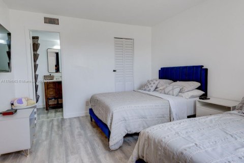Condo in Sunrise, Florida, 2 bedrooms  № 1864994 - photo 13