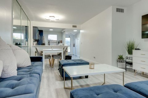 Condo in Sunrise, Florida, 2 bedrooms  № 1864994 - photo 8