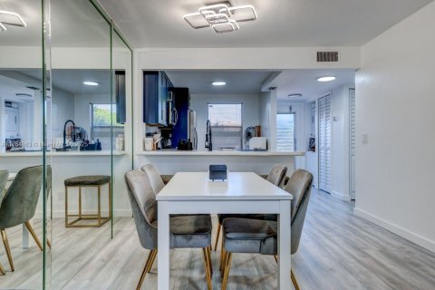 Condo in Sunrise, Florida, 2 bedrooms  № 1864994 - photo 9