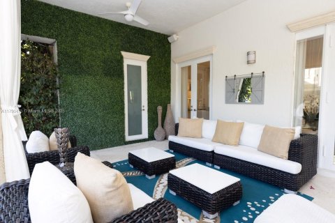 House in Coral Gables, Florida 5 bedrooms, 469.44 sq.m. № 1863627 - photo 10