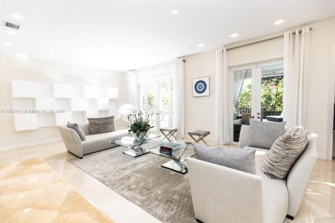 House in Coral Gables, Florida 5 bedrooms, 469.44 sq.m. № 1863627 - photo 29