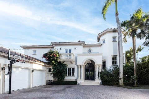 House in Coral Gables, Florida 5 bedrooms, 469.44 sq.m. № 1863627 - photo 1