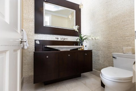 House in Coral Gables, Florida 5 bedrooms, 469.44 sq.m. № 1863627 - photo 24
