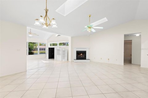 House in Saint Petersburg, Florida 3 bedrooms, 156.91 sq.m. № 2148776 - photo 8