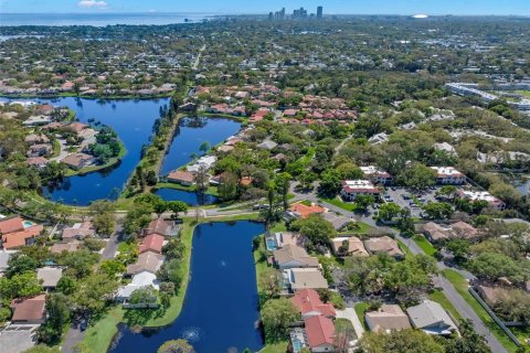 House in Saint Petersburg, Florida 3 bedrooms, 156.91 sq.m. № 2148776 - photo 3