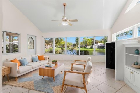 House in Saint Petersburg, Florida 3 bedrooms, 156.91 sq.m. № 2148776 - photo 9