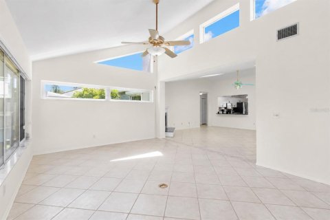 House in Saint Petersburg, Florida 3 bedrooms, 156.91 sq.m. № 2148776 - photo 11