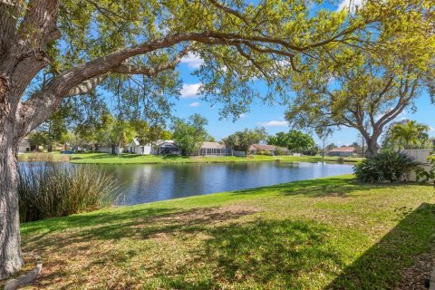 House in Saint Petersburg, Florida 3 bedrooms, 156.91 sq.m. № 2148776