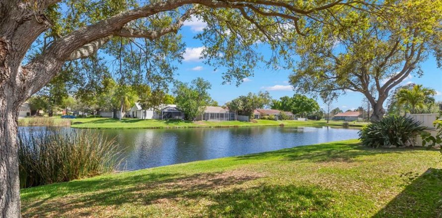 House in Saint Petersburg, Florida 3 bedrooms, 156.91 sq.m. № 2148776