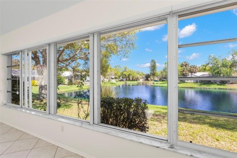 House in Saint Petersburg, Florida 3 bedrooms, 156.91 sq.m. № 2148776 - photo 10