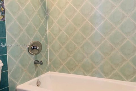 Condo in Hialeah, Florida, 3 bedrooms  № 1848912 - photo 12