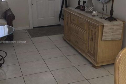 Casa en venta en Hialeah, Florida, 4 dormitorios, 195.09 m2 № 1947082 - foto 8