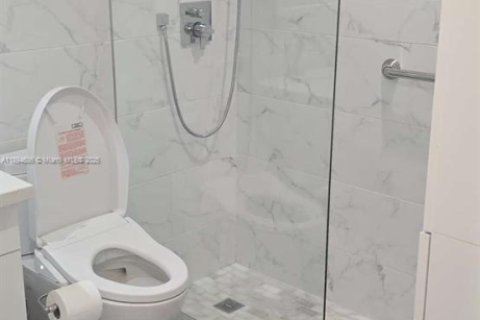 Casa en venta en Hialeah, Florida, 4 dormitorios, 195.09 m2 № 1947082 - foto 29