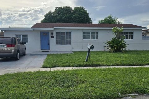 Casa en venta en Hialeah, Florida, 4 dormitorios, 195.09 m2 № 1947082 - foto 1