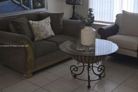 Casa en venta en Hialeah, Florida, 4 dormitorios, 195.09 m2 № 1947082 - foto 9