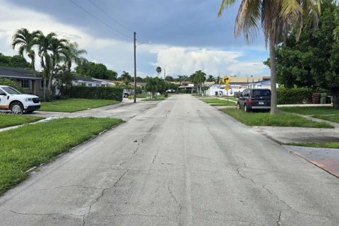 Casa en venta en Hialeah, Florida, 4 dormitorios, 195.09 m2 № 1947082 - foto 6