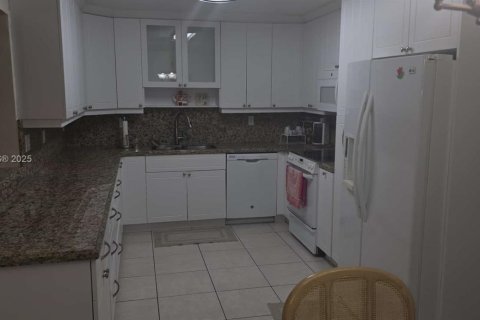 Casa en venta en Hialeah, Florida, 4 dormitorios, 195.09 m2 № 1947082 - foto 12