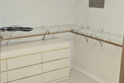 Casa en venta en Hialeah, Florida, 4 dormitorios, 195.09 m2 № 1947082 - foto 26