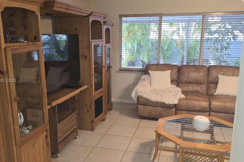 Casa en venta en Hialeah, Florida, 4 dormitorios, 195.09 m2 № 1947082 - foto 20