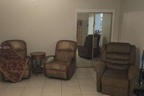 Casa en venta en Hialeah, Florida, 4 dormitorios, 195.09 m2 № 1947082 - foto 18