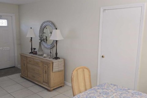 Casa en venta en Hialeah, Florida, 4 dormitorios, 195.09 m2 № 1947082 - foto 7