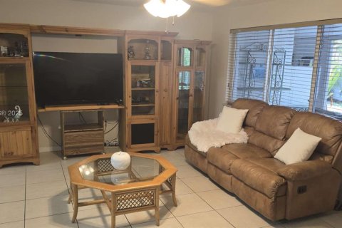 Casa en venta en Hialeah, Florida, 4 dormitorios, 195.09 m2 № 1947082 - foto 17