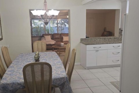 Casa en venta en Hialeah, Florida, 4 dormitorios, 195.09 m2 № 1947082 - foto 11