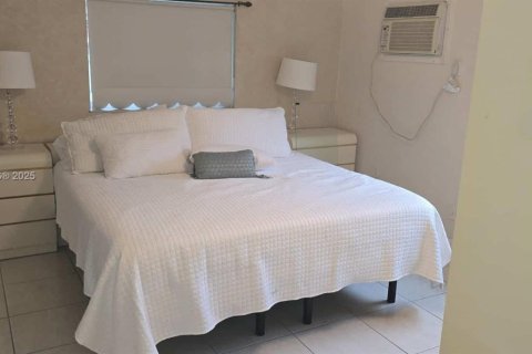 Casa en venta en Hialeah, Florida, 4 dormitorios, 195.09 m2 № 1947082 - foto 23