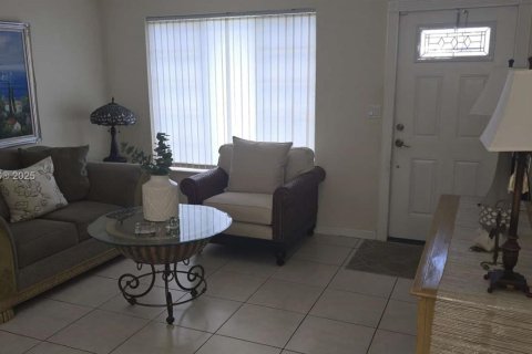 Casa en venta en Hialeah, Florida, 4 dormitorios, 195.09 m2 № 1947082 - foto 10