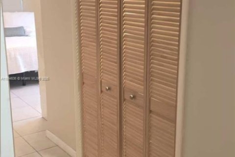 Casa en venta en Hialeah, Florida, 4 dormitorios, 195.09 m2 № 1947082 - foto 22