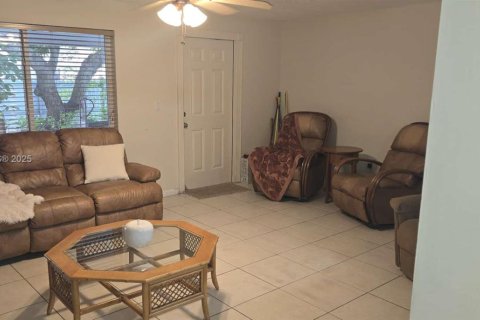 Casa en venta en Hialeah, Florida, 4 dormitorios, 195.09 m2 № 1947082 - foto 19