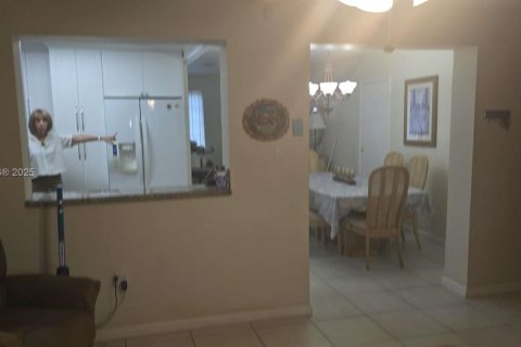 Casa en venta en Hialeah, Florida, 4 dormitorios, 195.09 m2 № 1947082 - foto 16