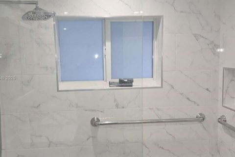 Casa en venta en Hialeah, Florida, 4 dormitorios, 195.09 m2 № 1947082 - foto 27