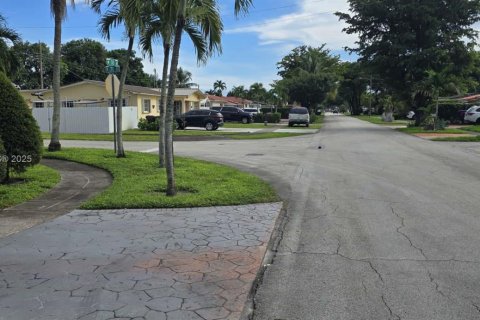 Casa en venta en Hialeah, Florida, 4 dormitorios, 195.09 m2 № 1947082 - foto 5