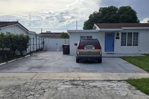 Casa en venta en Hialeah, Florida, 4 dormitorios, 195.09 m2 № 1947082 - foto 3