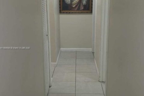 Casa en venta en Hialeah, Florida, 4 dormitorios, 195.09 m2 № 1947082 - foto 21