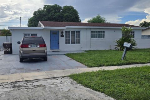 Casa en venta en Hialeah, Florida, 4 dormitorios, 195.09 m2 № 1947082 - foto 2