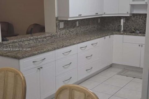 Casa en venta en Hialeah, Florida, 4 dormitorios, 195.09 m2 № 1947082 - foto 13