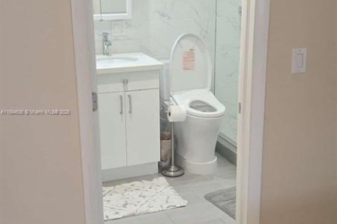 Casa en venta en Hialeah, Florida, 4 dormitorios, 195.09 m2 № 1947082 - foto 28