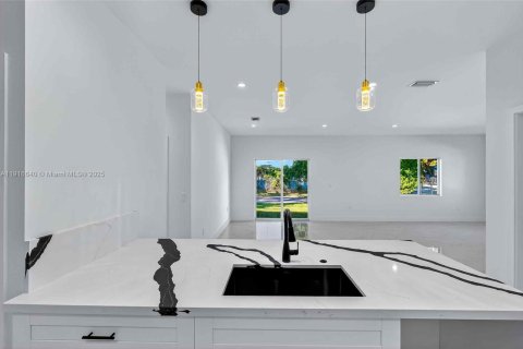 Casa en venta en Miami, Florida, 3 dormitorios № 1974069 - foto 12