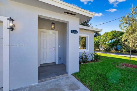 Casa en venta en Miami, Florida, 3 dormitorios № 1974069 - foto 2