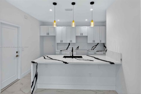 Casa en venta en Miami, Florida, 3 dormitorios № 1974069 - foto 17