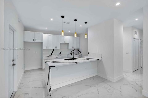Casa en venta en Miami, Florida, 3 dormitorios № 1974069 - foto 16