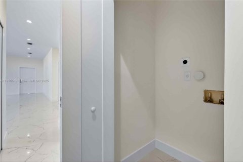 Casa en venta en Miami, Florida, 3 dormitorios № 1974069 - foto 28