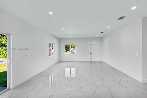 Casa en venta en Miami, Florida, 3 dormitorios № 1974069 - foto 20