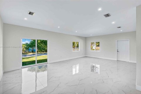 Casa en venta en Miami, Florida, 3 dormitorios № 1974069 - foto 19