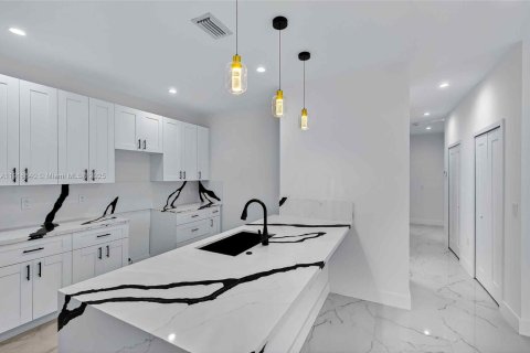 Casa en venta en Miami, Florida, 3 dormitorios № 1974069 - foto 18