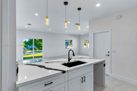 Casa en venta en Miami, Florida, 3 dormitorios № 1974069 - foto 13