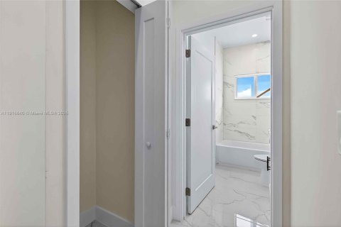 Casa en venta en Miami, Florida, 3 dormitorios № 1974069 - foto 24